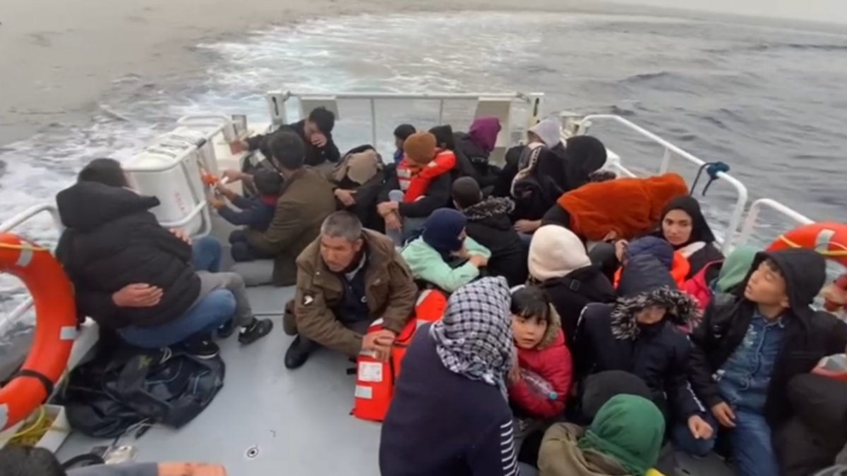 Ayvacık’ta motoru arızalanan botta sürüklenen 44 göçmen kurtarıldı